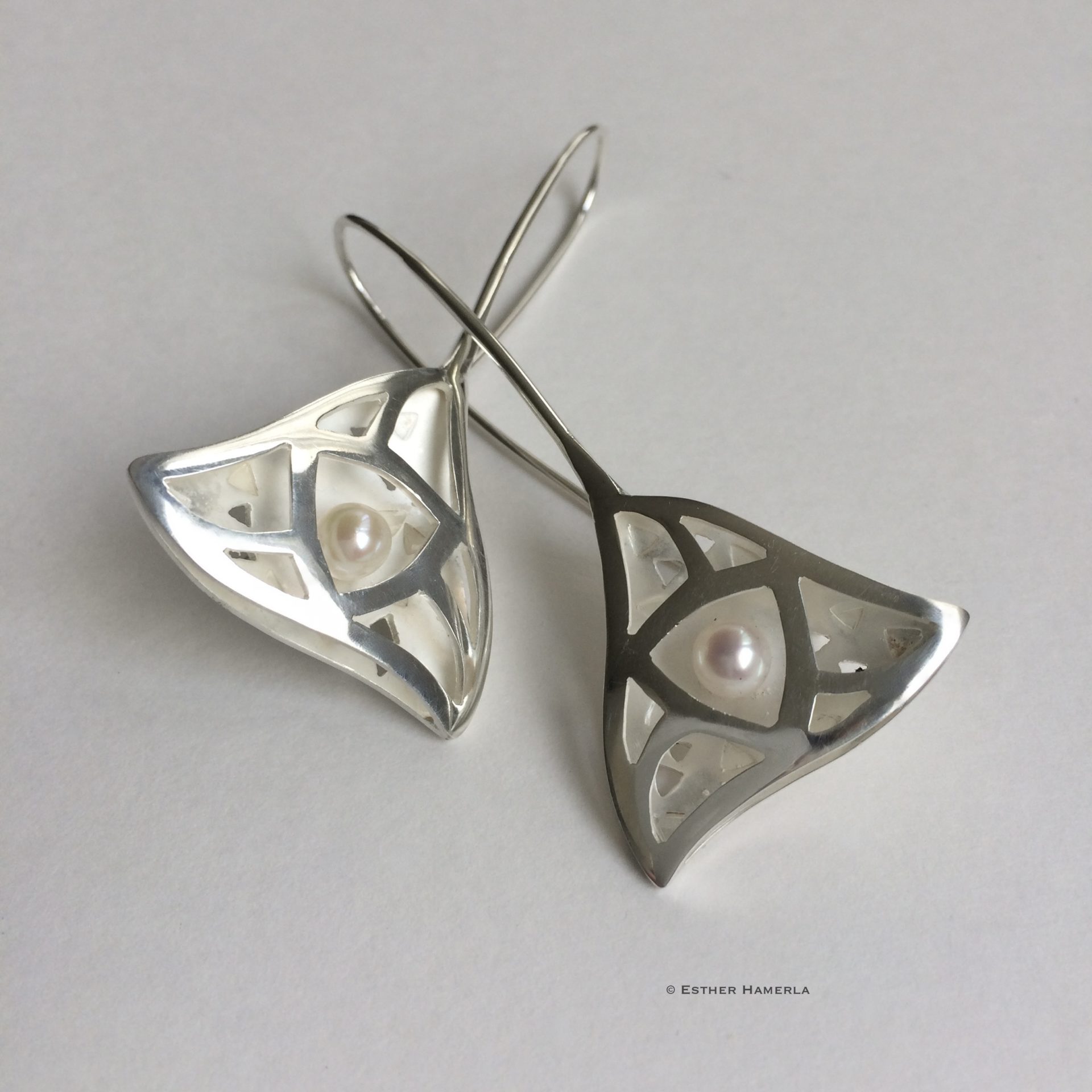 Boucles d'oreilles triangles fait main par Esther Hamerla Jewellery designer Paris Vélizy Versailles