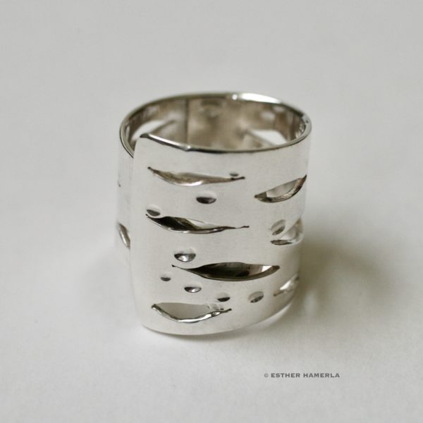 Bague de créateur spirale surface de l'eau et bulles par Esther Hamerla bijoux contemporains