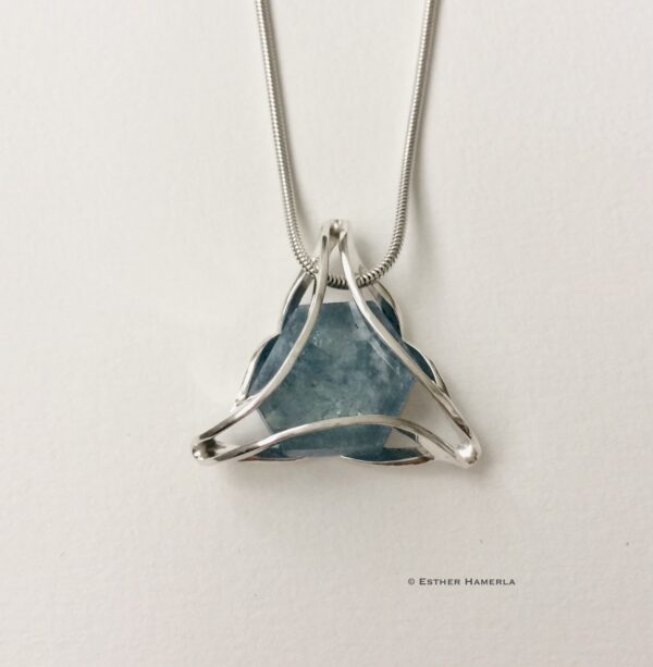 pendentif triangulaire en argent avec un cristal d'aigue-marine, création ESTHER HAMERLA BIJOUX, artisanat d'art français